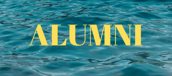 scritta alumni con sfondo mare