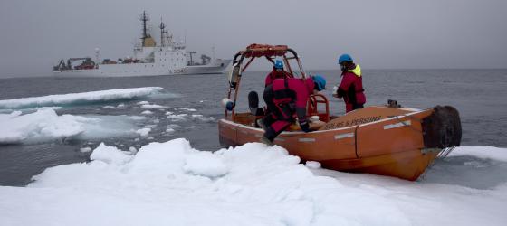 personale al lavoro in antartide